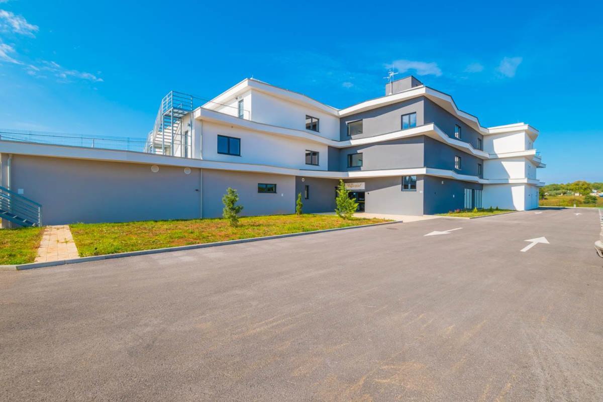 Hotel Delfin Lanterna Tar-Vabriga Exterior foto